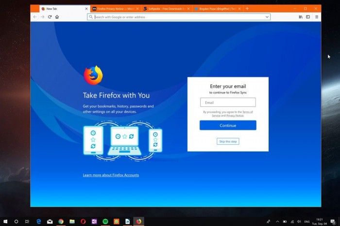 Mozilla今日面向所有支持的桌面平台发布了Firefox 62正式版，虽然旧版本目前仍未开放升级通道，但心急的用户可以前往服务器下载最新版本。新版Firefox强化了同步功能，允许用户断开服务移除收藏夹、访问历史、密码、cookies和缓存等数据。   此外，在“汉堡”菜单中新增了追踪保护的开关，在 开发 者工具中引入了三个面板的窗口查看器。对于普通用户来说，最为重要的改进是新标签的配置，自该版本开始新标签页可以配置显示热门 网站 、高亮、Pocket数据，以及选择多少行数据显示等等。   新版本中最为实用的改进是位于地址栏右侧的“ Clear Site Data and Cookies”选项，能允许用户为已经加载的网站删除数据。这意味着该页面的数据能够轻松删除，而不需要清除整个浏览会话。